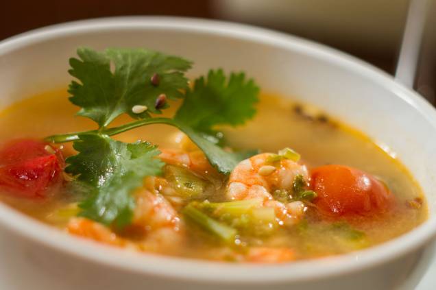 Na calçada: sopa que leva o nome da casa tem camarões cozidos no caldo de frango Na calçada: sopa que leva o nome da casa tem camarões cozidos no caldo de frango