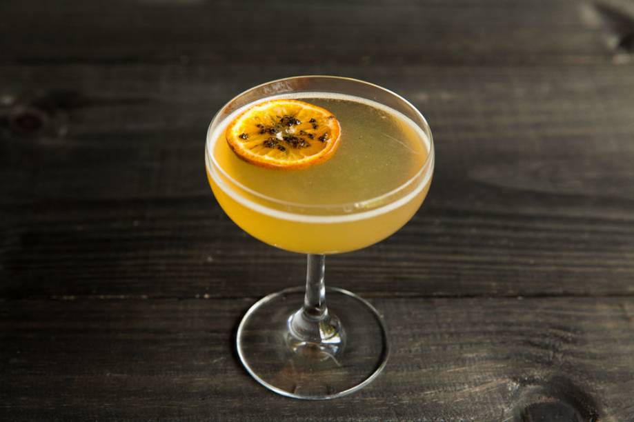 Drinque: sour de limão-cravo Drinque: sour de limão-cravo