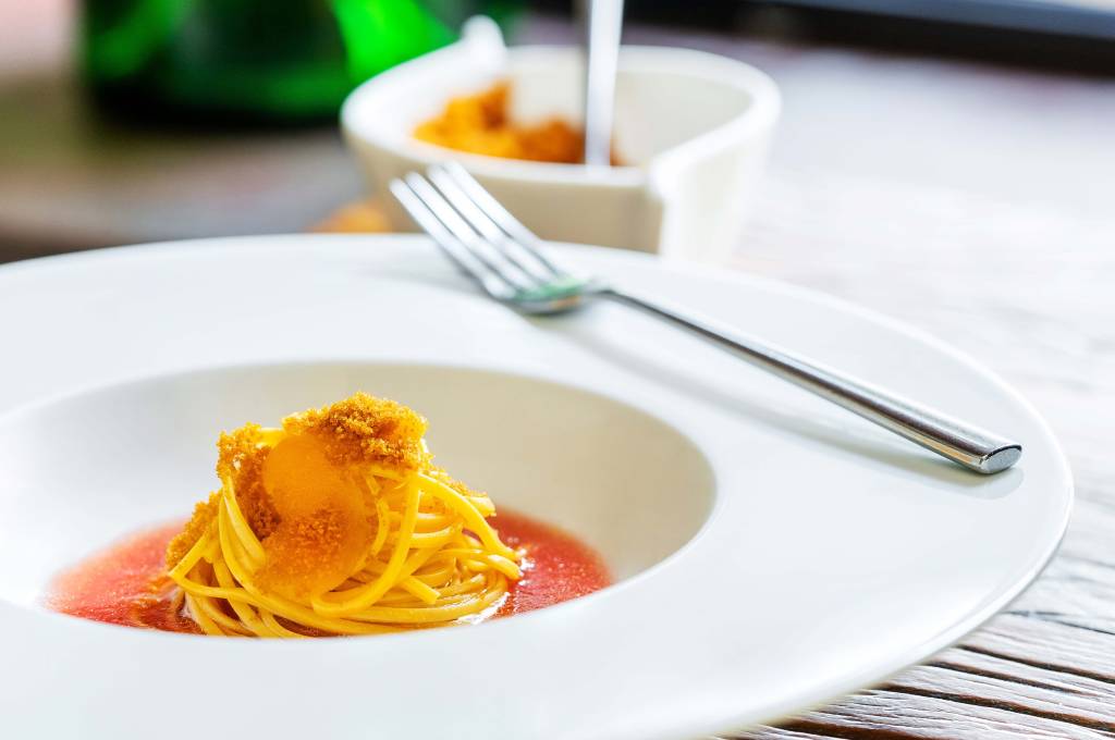Clássico revisitado: espaguetine frio com passata de tomate e bottarga salpicada Clássico revisitado: espaguetine frio com passata de tomate e bottarga salpicada