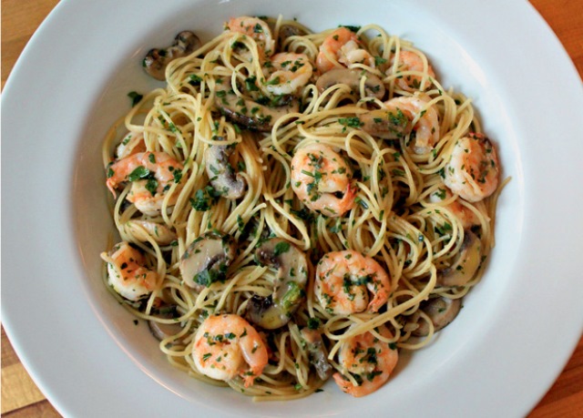 Espaguetine trifolati: com camarão e cogumelo Espaguetine trifolati: com camarão e cogumelo