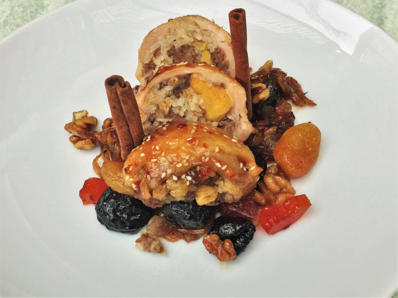 Com gosto de Israel: coxa de frango recheada com arroz, uvas-passas, damasco e figo, servida no Tarsila Com gosto de Israel: coxa de frango recheada com arroz, uvas-passas, damasco e figo, servida no Tarsila