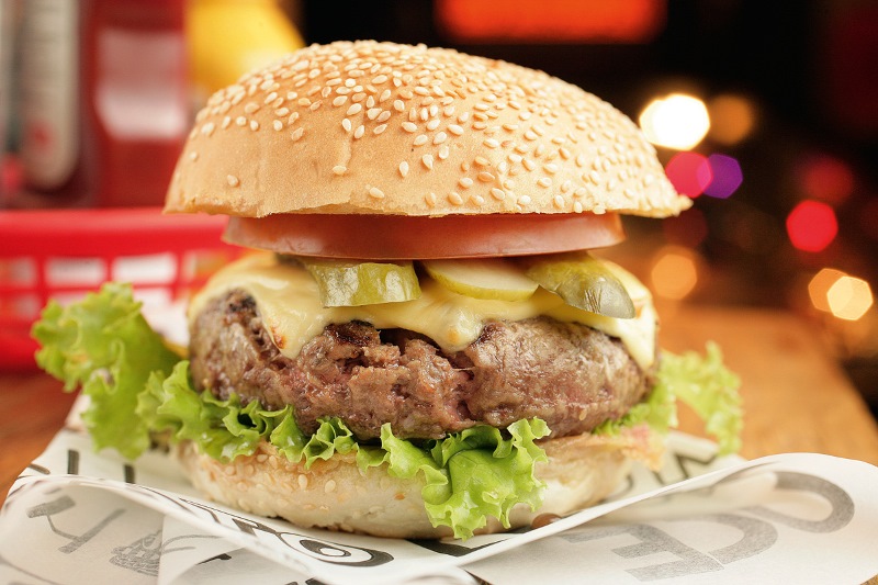 O cliente monta seu lanche por um preço único O cliente monta seu lanche por um preço único