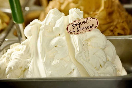 Sorvete de iogurte ao limão-siciliano, do Stuzzi Gelateria Italiana Sorvete de iogurte ao limão-siciliano, do Stuzzi Gelateria Italiana