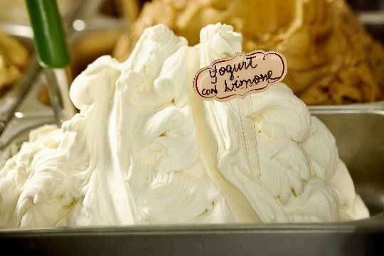 Sorvete de iogurte ao limão-siciliano, do Stuzzi Gelateria Italiana Sorvete de iogurte ao limão-siciliano, do Stuzzi Gelateria Italiana