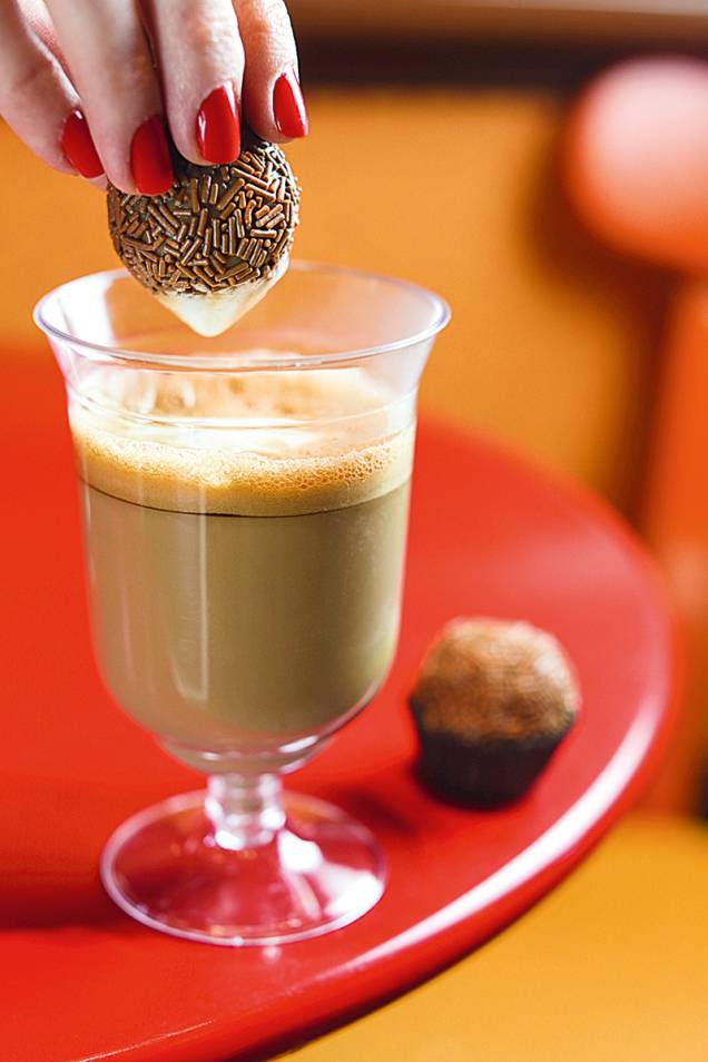 Cappuccino brasileiro com brigadeiro de Amarula Cappuccino brasileiro com brigadeiro de Amarula