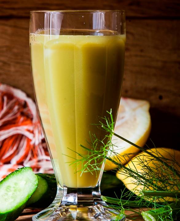 suco-verde-de-pepino-erva-doce-maca-menta-limao-siciliano-e-gengibre.jpeg