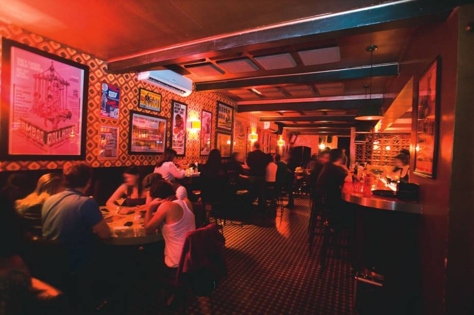 O cenário vintage, com papel de parede e pôsteres de filmes antigos O cenário vintage, com papel de parede e pôsteres de filmes antigos