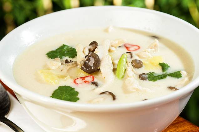 Sukhothai: caldo de frango e cogumelo shimeji temperado com leite de coco, capim‑santo e pimenta Sukhothai: caldo de frango e cogumelo shimeji temperado com leite de coco, capim‑santo e pimenta