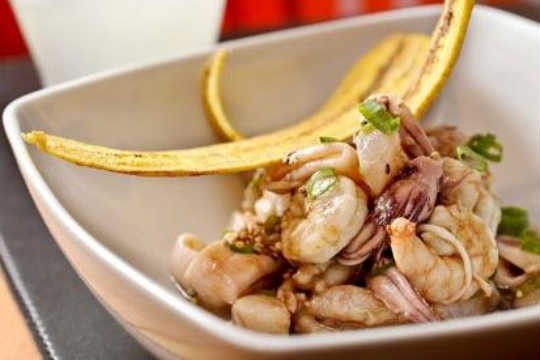 Ceviche Chifa, do Suri, leva camarão, lula e corvina com um molho de tamarindo e tempurá de batata doce Ceviche Chifa, do Suri, leva camarão, lula e corvina com um molho de tamarindo e tempurá de batata doce