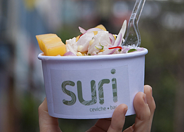 Suri: ceviche de peixe branco servido na calçada Suri: ceviche de peixe branco servido na calçada