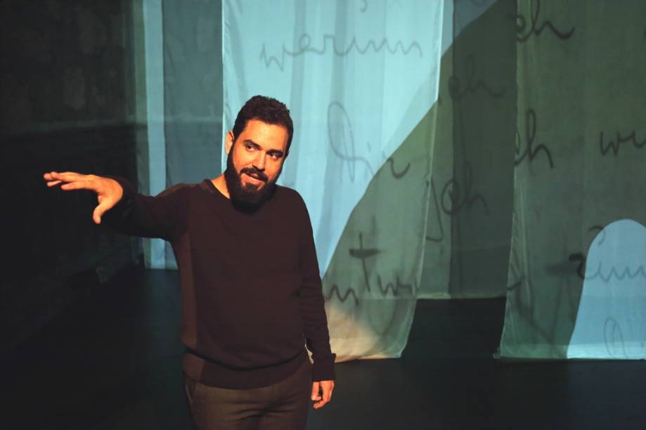 O monólogo é encenado por Rodrigo Abreu