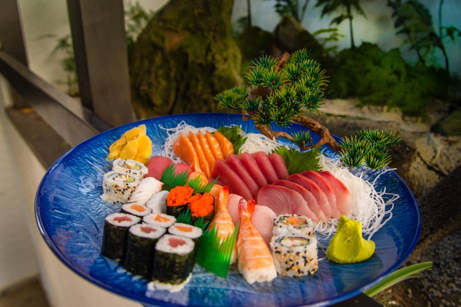 Combinado de sushi e sashimi Combinado de sushi e sashimi