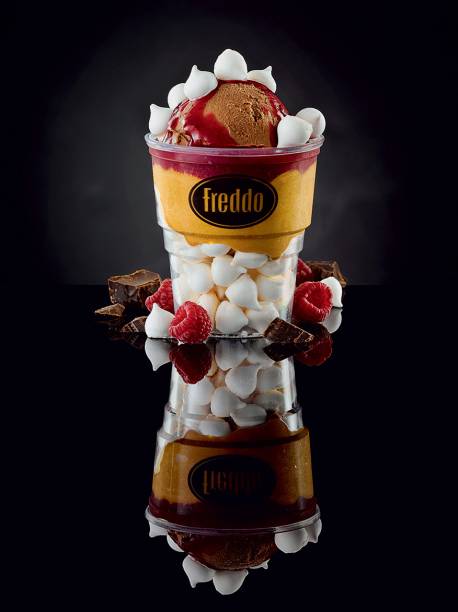 Chocolate e doce de leite com calda de framboesa Chocolate e doce de leite com calda de framboesa