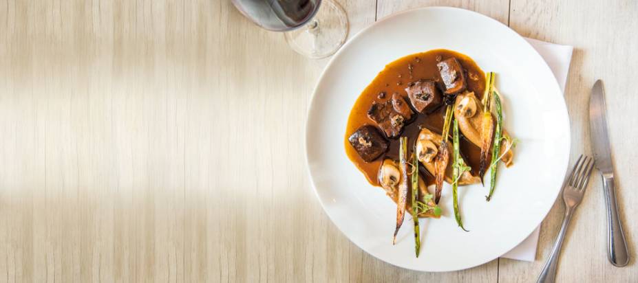 Língua com purê de cebola assada, vagem-holandesa e cogumelo Língua com purê de cebola assada, vagem-holandesa e cogumelo