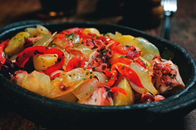 Polvo à moda, com batata, cebola e pimentão Polvo à moda, com batata, cebola e pimentão