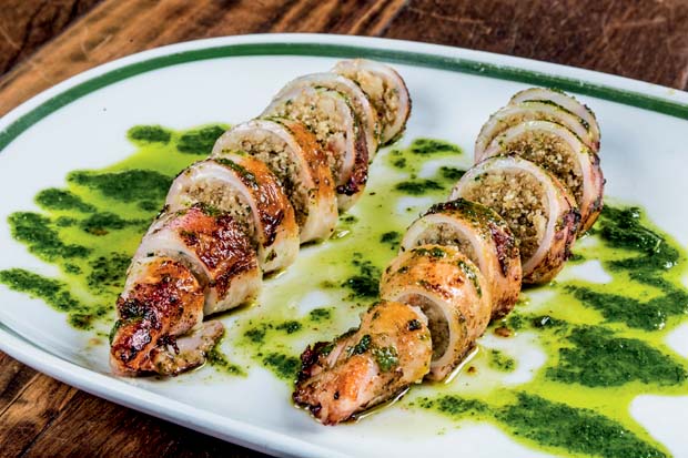 Lula recheada com farofa de camarão: servida como petisco ou prato principal Lula recheada com farofa de camarão: servida como petisco ou prato principal