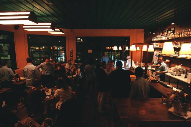 O salão do novo bar e restaurante Taberna 474: vocação múltipla O salão do novo bar e restaurante Taberna 474: vocação múltipla