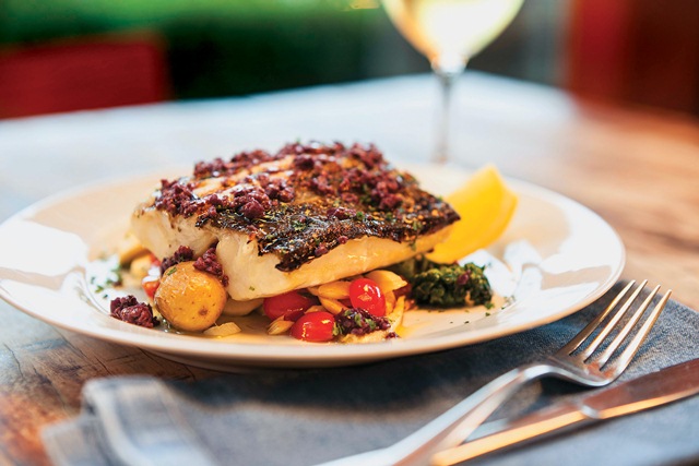 Bacalhau com aspargo, batata, tomate e palmito Bacalhau com aspargo, batata, tomate e palmito