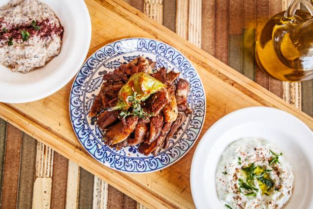 Lascas de cordeiro com acompanhamentos de livre escolha: sugestão do almoço de fim de semana Lascas de cordeiro com acompanhamentos de livre escolha: sugestão do almoço de fim de semana