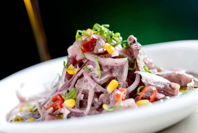 Festival de Ceviches: peixe branco e polvo marinados em leite de tigre negro, azeitona peruana e azeite extra virgem Festival de Ceviches: peixe branco e polvo marinados em leite de tigre negro, azeitona peruana e azeite extra virgem