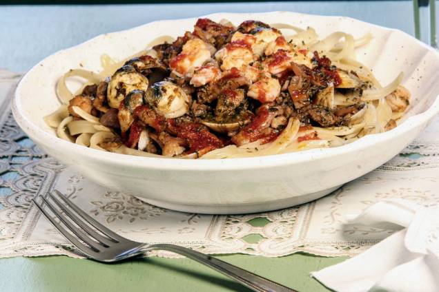 Fusilli com linguiça defumada ao molho de tomate e o talharim aos frutos do mar Fusilli com linguiça defumada ao molho de tomate e o talharim aos frutos do mar