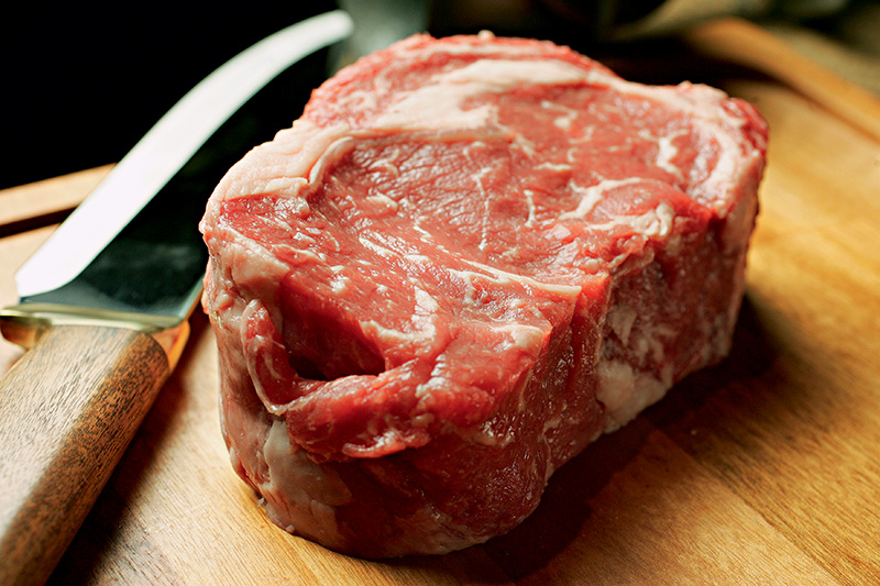 Sem congelar: o bife ancho fresco vai direto para a grelha Sem congelar: o bife ancho fresco vai direto para a grelha