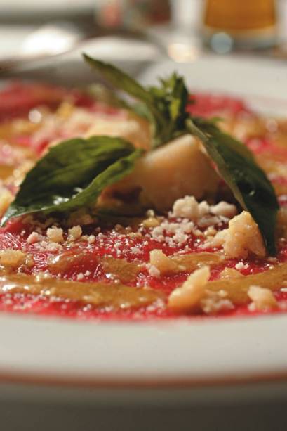 Entrada do La Tambouille: o carpaccio coberto por lascas de queijo grana padano