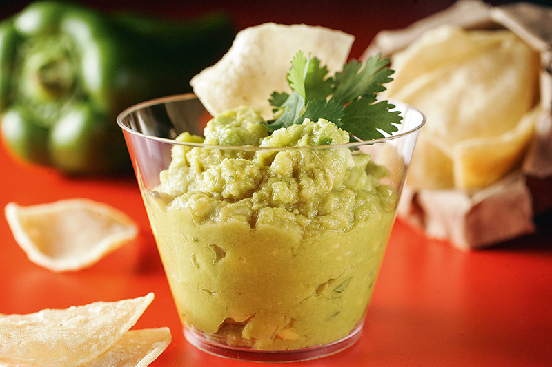 Porção de guacamole para comer com totopos