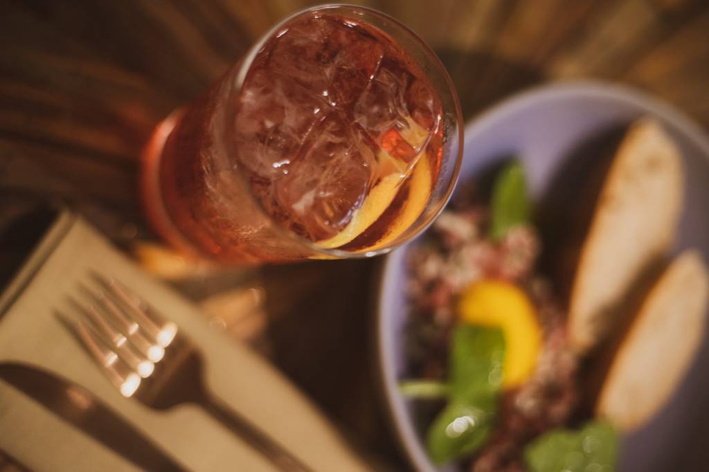 Apothek passa a abrir aos sábados e reforça seleção de petiscos