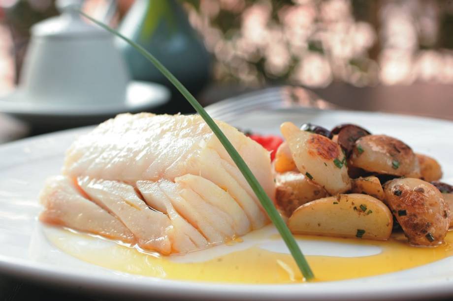 Tasca do Zé e da Maria: bacalhau confitado com batata, alcaparra, azeitona preta, minicebola e tomate Tasca do Zé e da Maria: bacalhau confitado com batata, alcaparra, azeitona preta, minicebola e tomate