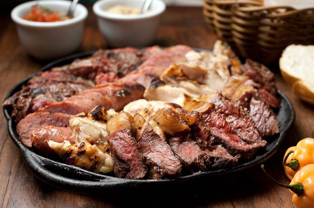 Mix de frango, linguiça, fraldinha e picanha grelhados: serve até três pessoas Mix de frango, linguiça, fraldinha e picanha grelhados: serve até três pessoas