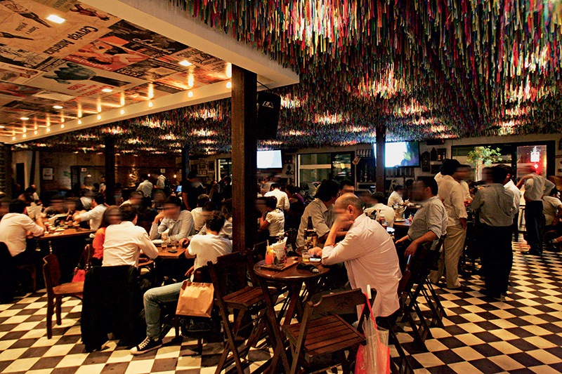 O ambiente com teto enfeitado com fitinhas: clima de paquera O ambiente com teto enfeitado com fitinhas: clima de paquera