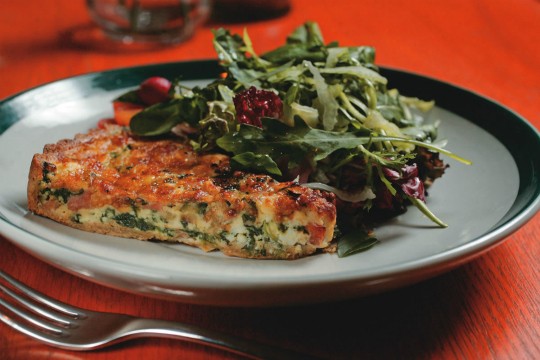 Quiche de legumes guarnecida de salada verde Quiche de legumes guarnecida de salada verde