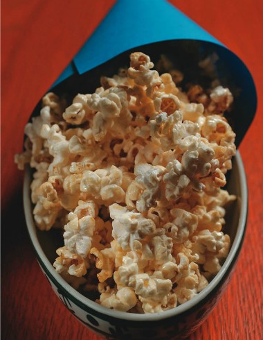 Porção de pipoca feita na hora, caramelada e acrescida de flor de sal Porção de pipoca feita na hora, caramelada e acrescida de flor de sal