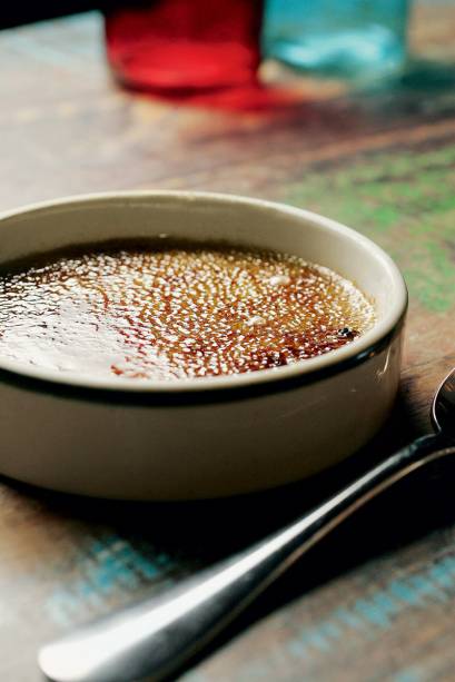 Especiaria perfumada, o cardamomo aparece misturado ao creme sob a casquinha de açúcar flambado Especiaria perfumada, o cardamomo aparece misturado ao creme sob a casquinha de açúcar flambado