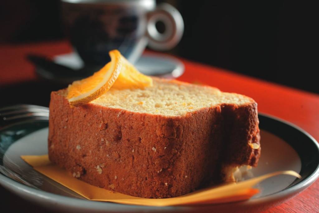 Bolo fofo de laranja mais uma xícara de café coado Bolo fofo de laranja mais uma xícara de café coado