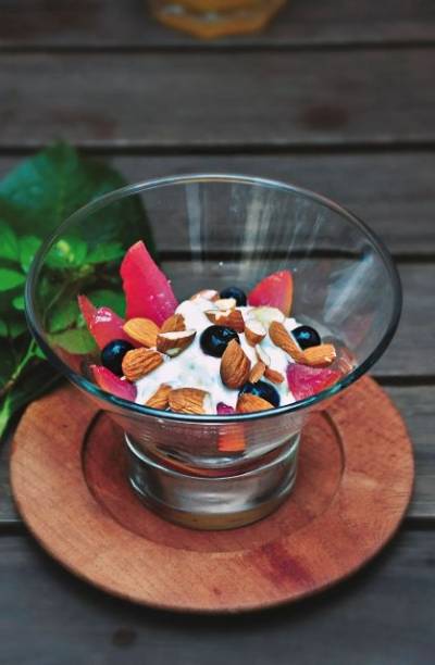 Pera em pedaços firmes e mirtilo no xarope de especiarias com iogurte bem cítrico e amêndoa torrada Pera em pedaços firmes e mirtilo no xarope de especiarias com iogurte bem cítrico e amêndoa torrada