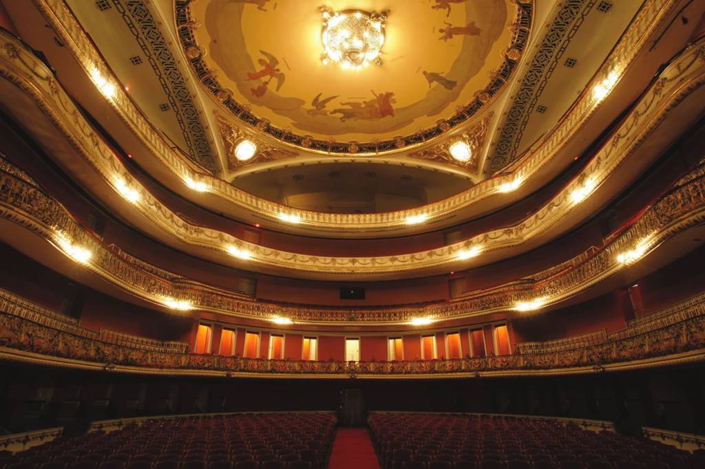 O Teatro Municipal: restaurado em 2011, após quase três anos em obras O Teatro Municipal: restaurado em 2011, após quase três anos em obras