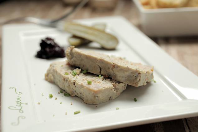 A terrine de campanha chega com pepino em conserva e cebola na redução de vinho do Porto A terrine de campanha chega com pepino em conserva e cebola na redução de vinho do Porto