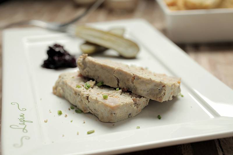 A terrine de campanha chega com pepino em conserva e cebola na redução de vinho do Porto A terrine de campanha chega com pepino em conserva e cebola na redução de vinho do Porto