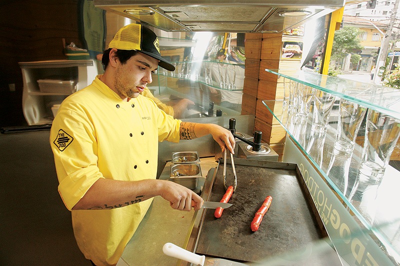 Embutidos na chapa: pequenos cortes deixam a pele crocante Embutidos na chapa: pequenos cortes deixam a pele crocante