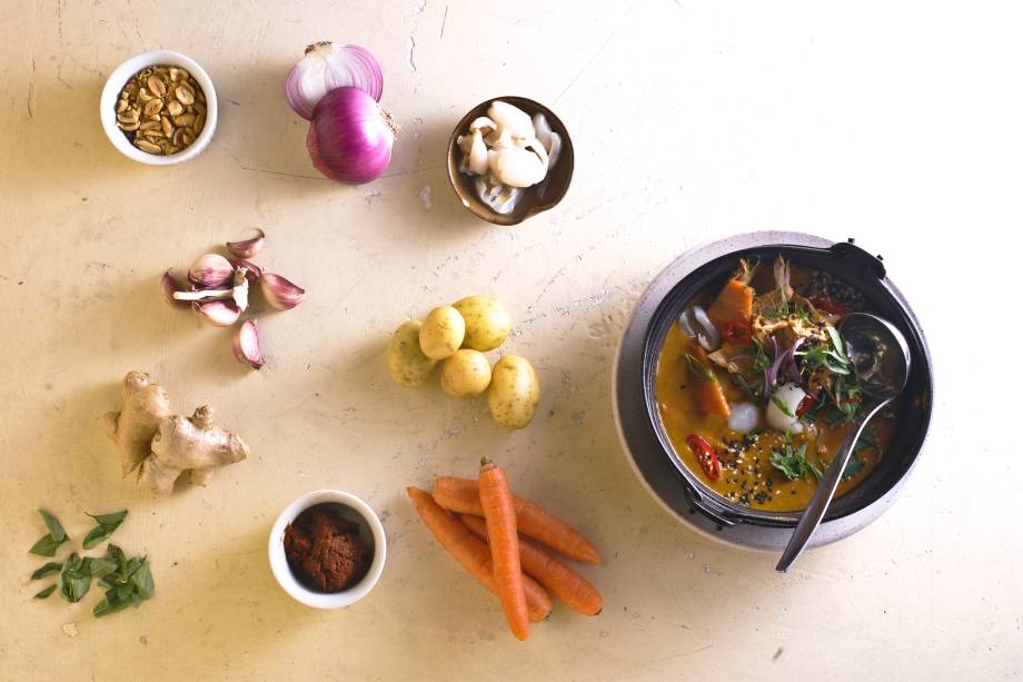 Curry vermellho de pato com legumes servidos na companhia de arroz Curry vermellho de pato com legumes servidos na companhia de arroz