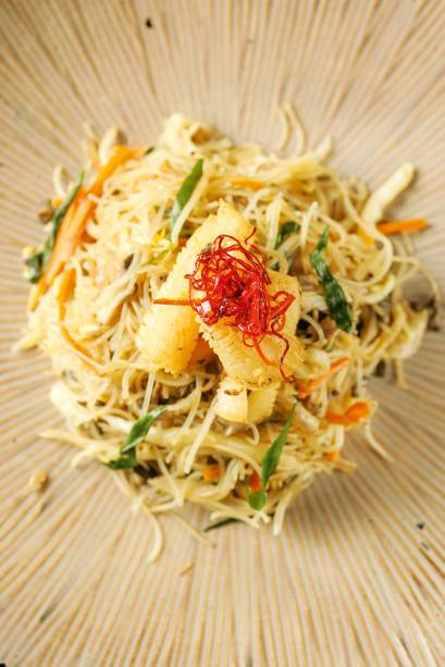 Macarrão de arroz com vegetais e lula Macarrão de arroz com vegetais e lula