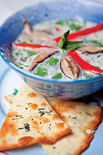 Tom kha gai: caldo picante de frango no leite de coco Tom kha gai: caldo picante de frango no leite de coco