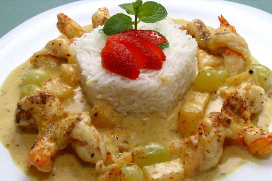 Camarão a Tahiti, servido com arroz de coco, do Tomates & Bananas Camarão a Tahiti, servido com arroz de coco, do Tomates & Bananas