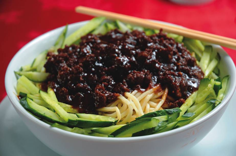 Macarrão ao molho de missô com carne