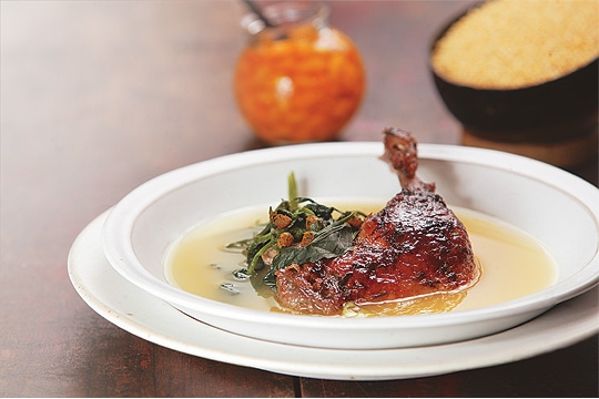 Pato no tucupi na companhia de farinha-dágua: clássico da culinária amazônica preparado com brilho Pato no tucupi na companhia de farinha-dágua: clássico da culinária amazônica preparado com brilho