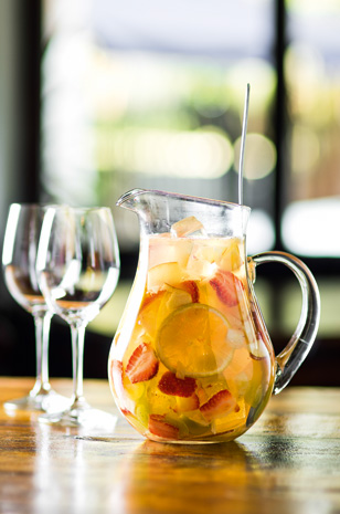Para seis taças, a sangria mistura vinho branco, refrigerante cítrico, licor de laranja e frutas Para seis taças, a sangria mistura vinho branco, refrigerante cítrico, licor de laranja e frutas