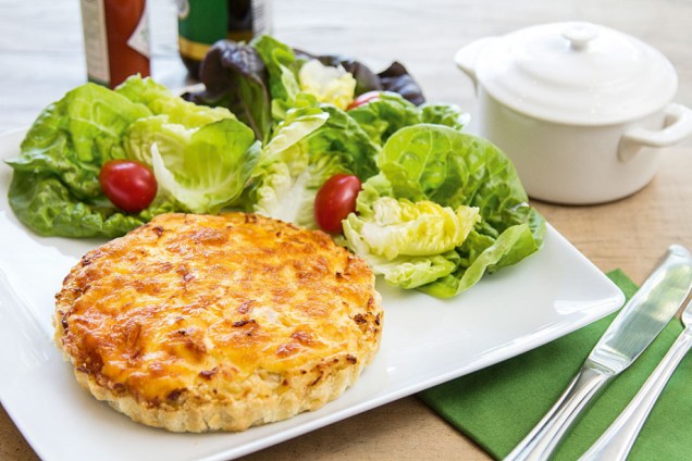 Torta de frango caipira desfiado com cream cheese, palmito e cenoura ralada Torta de frango caipira desfiado com cream cheese, palmito e cenoura ralada