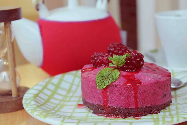 Novidade no Tea Connection: torta de amoras ao iogurte sobre base de chocolate Novidade no Tea Connection: torta de amoras ao iogurte sobre base de chocolate